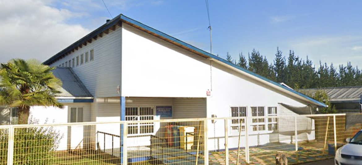 TERROR EN JARDÍN INFANTIL SAN JOSÉ: SUJETO ARMADO ROMPIÓ VIDRIOS, AMENAZÓ “LAS VOY A MATAR” CARABINEROS TARDARON 40 MINUTOS EN LLEGAR.