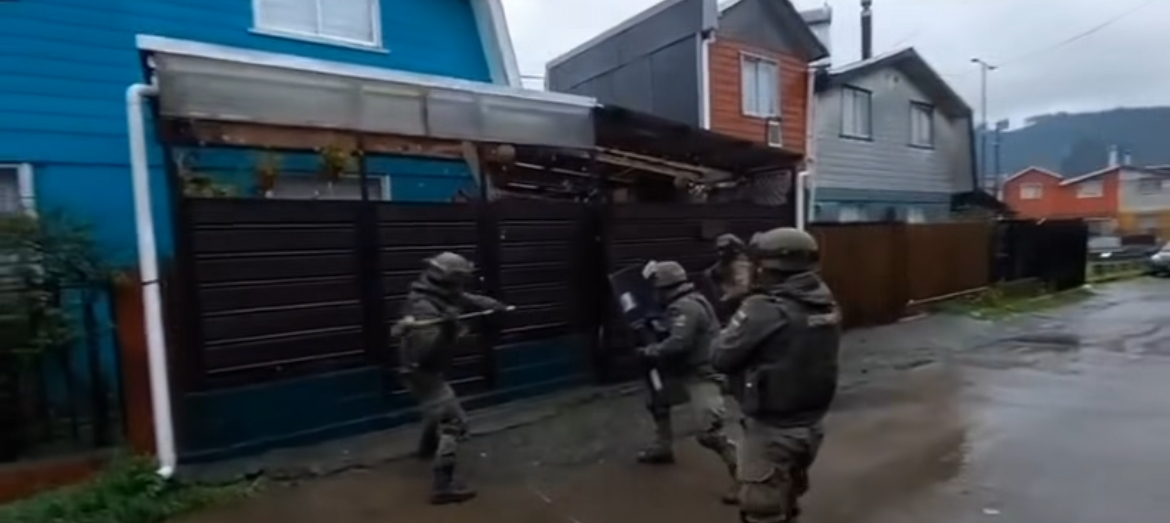 Allanamiento simultáneo deja tres detenidos, armas, drogas y una funcionaria de Gendarmería involucrada