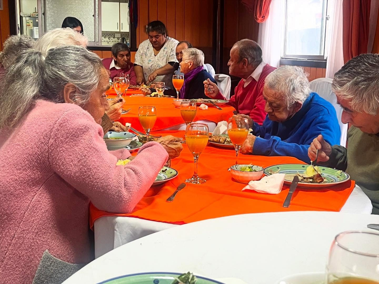Abuelitos del Hogar Santa Julia celebraron que “pasaron agosto” con música, regalos y abrazos