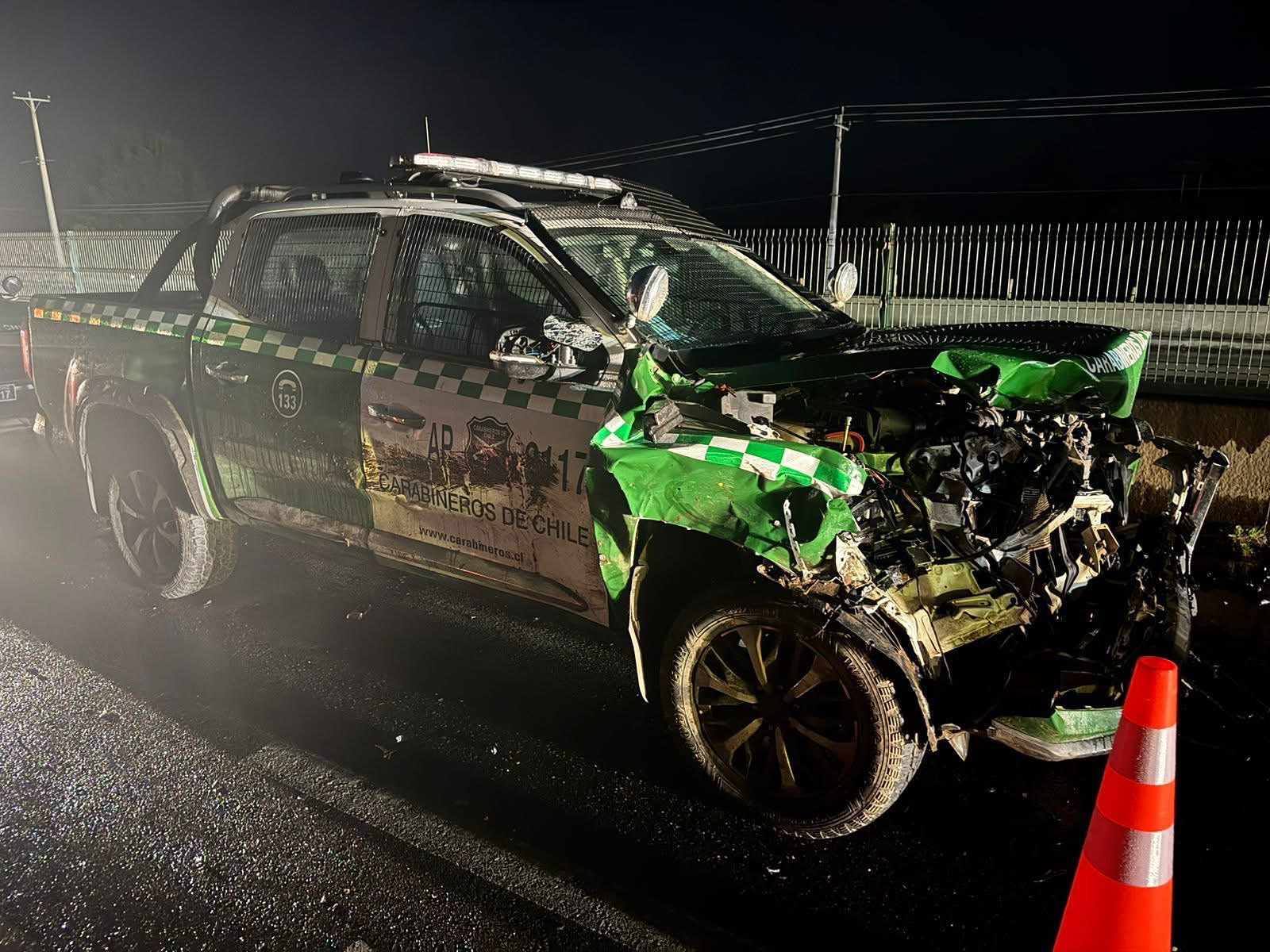 Animales sueltos provocan grave accidente en la Ruta 160: patrulla de Carabineros colisionó con ganado