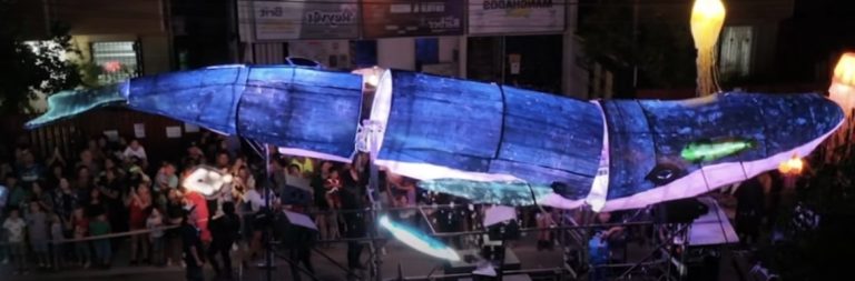 Curanilahue y Arauco se llenan de luces y color con el pasacalle “Océano: los peces inundan la calle”